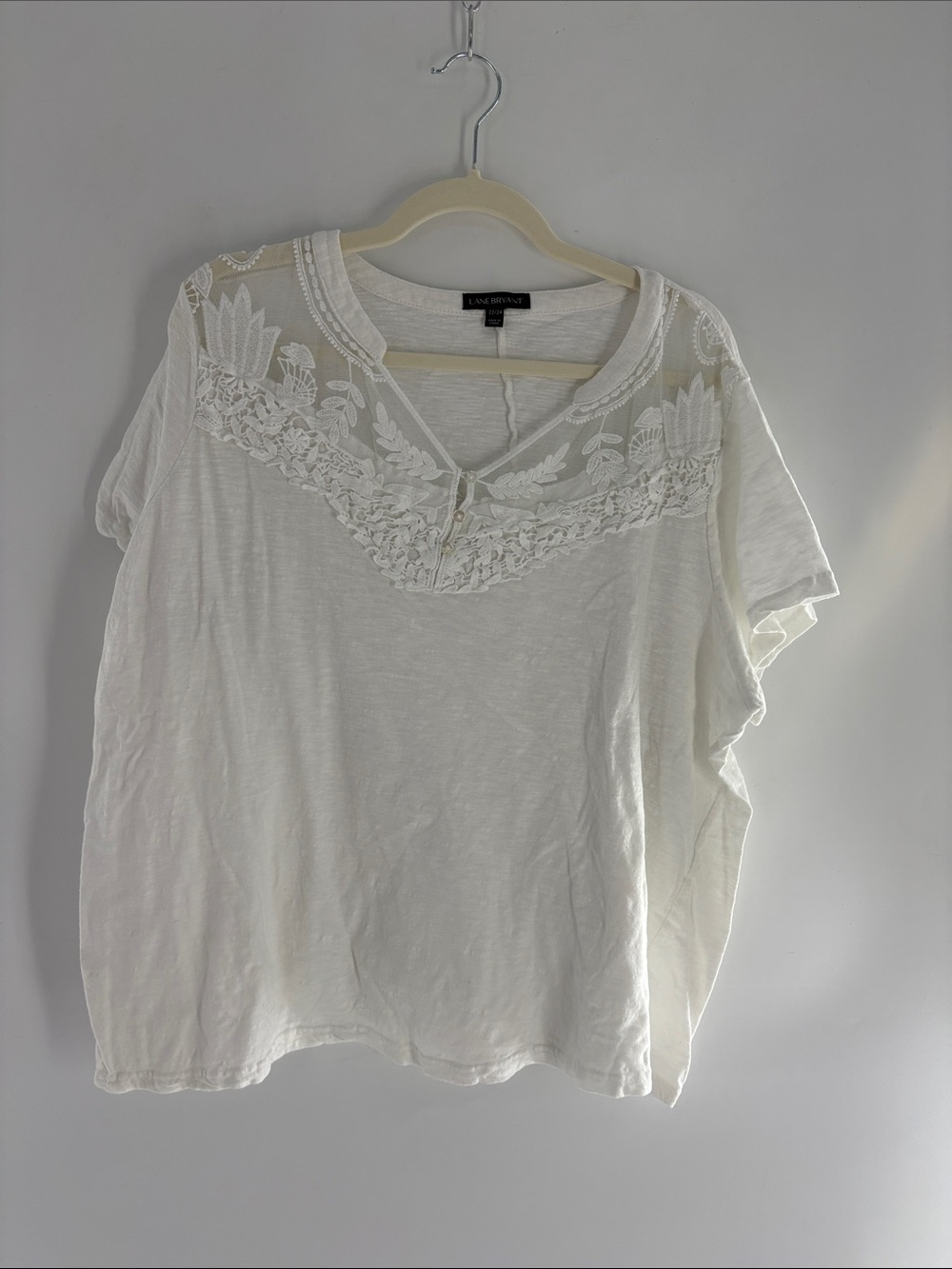 Lane Bryant White Embroidered V‑Neck Short Sleeve Top 22/24